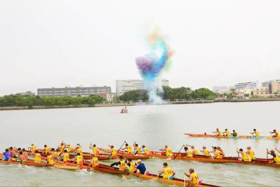 级家电产业, 作中表现突, 一兼具文化